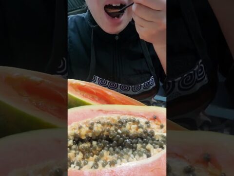 eating papaya #food #fruit #eating #eatingshow #mukbang #hmong #shorts