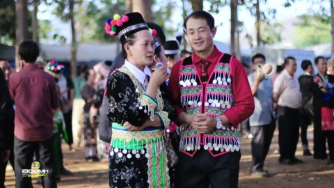 Yias Vaj thiab Khu Lauj hais kwv txhiaj hauv tshav pob Luangprabang